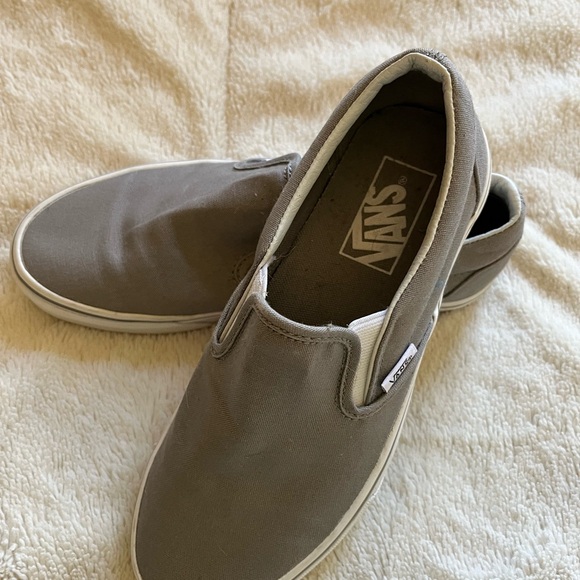 Van’s unisex slip on shoes (gray)
Women’s 7
Men’s 5.5 - Picture 4 of 5